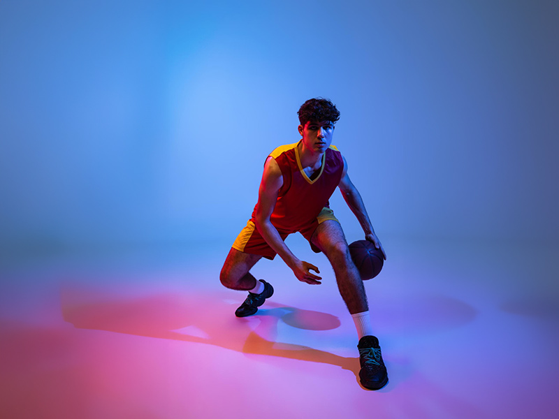 小姐姐好厉害！怎么能穿着高跟鞋在球场抱着球跑那么快！