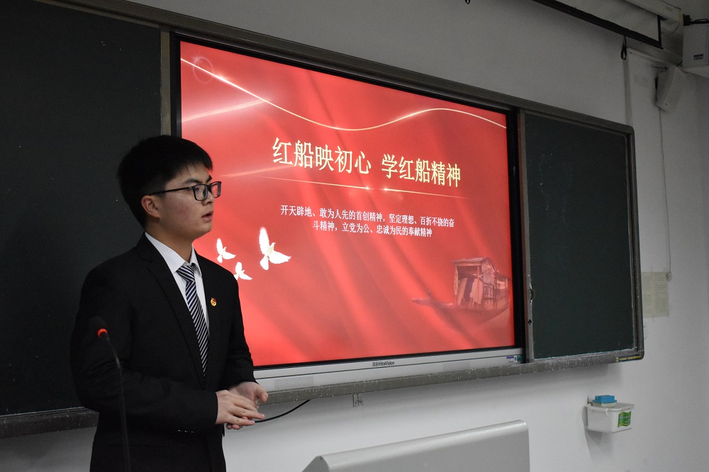 学生工作党支部品读红色书籍主题党日活动5.JPG