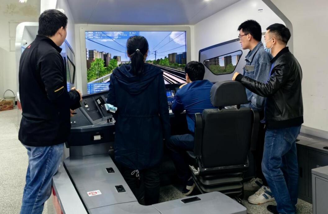 机车车辆学院组织全体教师进行模拟驾驶职业技能训练1.jpg